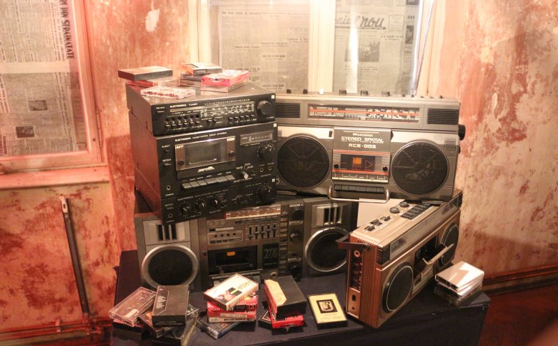 EXPOZIȚIE la Cluj. Cum se distrau tinerii în vremea lui Ceaușescu: viniluri, telefon cu disc, două ore de programe TV și discotecă până la ora 22