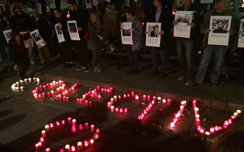 Cluj nu uita! Sute de persoane au iesit in strada ca sa aprinda o lumanare in memoria victimelor de la Colectiv