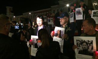 Cluj nu uita! Sute de persoane au iesit in strada ca sa aprinda o lumanare in memoria victimelor de la Colectiv