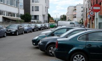 Dialog spumos primar Cluj - student din alt judeţ: "Locul maşinilor e în parking. Mergeţi pe jos, e plăcut cu o domnişoară la braţ"