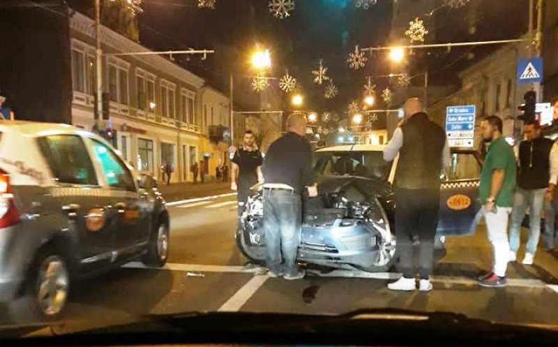 Accident rutier petrecut în Cluj-Napoca. Au fost implicați un taximetrist și o șoferiță ce circula pe banda dedicată autobuzelor