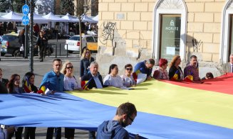 Tricolor cât un bloc cu 10 etaje, desfășurat în centrul Clujului