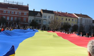 Tricolor cât un bloc cu 10 etaje, desfășurat în centrul Clujului