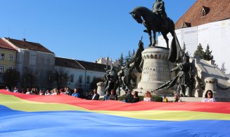 Tricolor cât un bloc cu 10 etaje, desfășurat în centrul Clujului