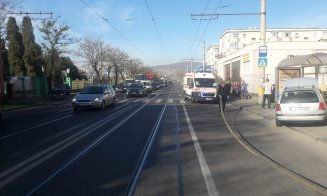 Accident grav pe Muncii. O femeie şi un copil, loviţi în staţia de tramvai