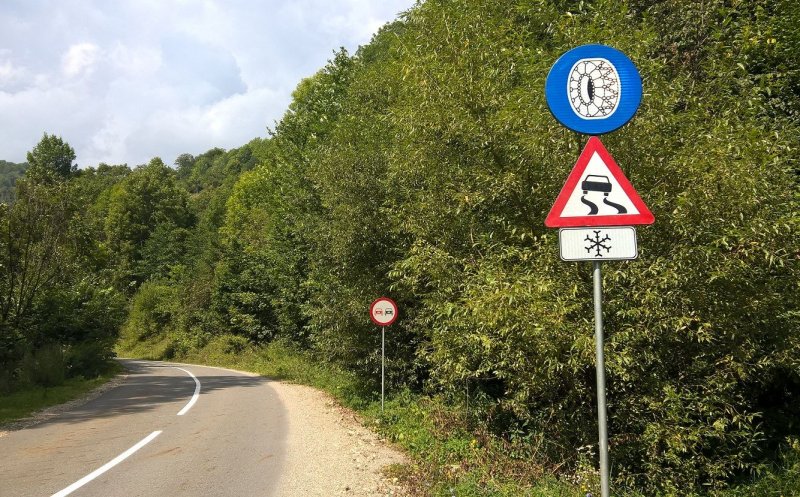 Indicatoare rutiere noi pe drumul spre Muntele Băişorii