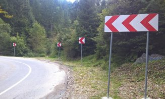 Indicatoare rutiere noi pe drumul spre Muntele Băişorii