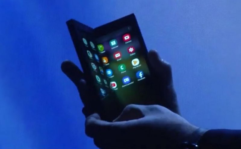 Samsung a prezentat telefonul pliabil. Cum arată ecranul Infinity Flex