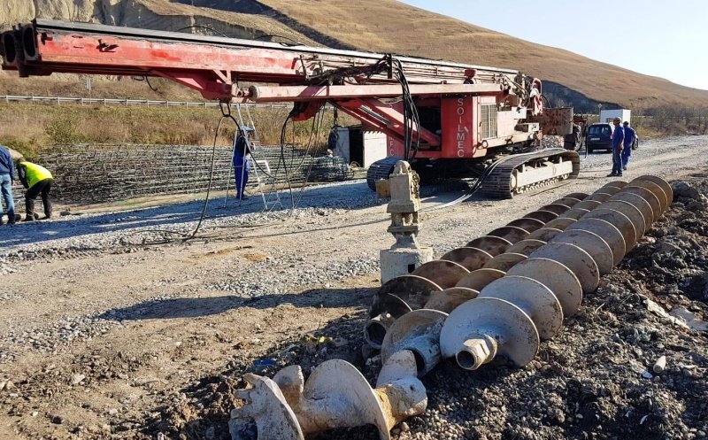 Au început lucrările de foraj pentru amplasarea piloților la zidul de sprijin de la Pata Rât