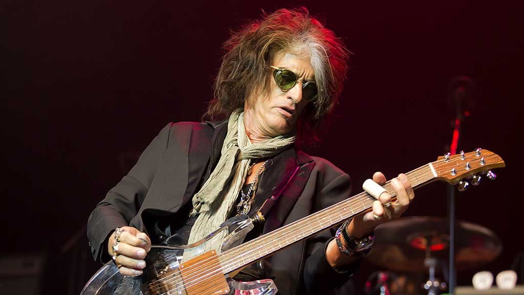 Joe Perry, chitaristul formaţiei Aerosmith a ajuns la spital după un concert