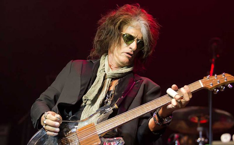 Joe Perry, chitaristul formaţiei Aerosmith a ajuns la spital după un concert