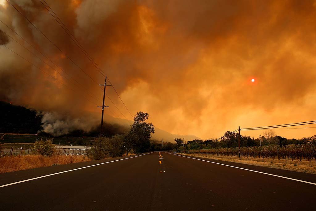 Arde California! Focul a ucis 31 de persoane şi se apropie de Malibu, Los Angeles