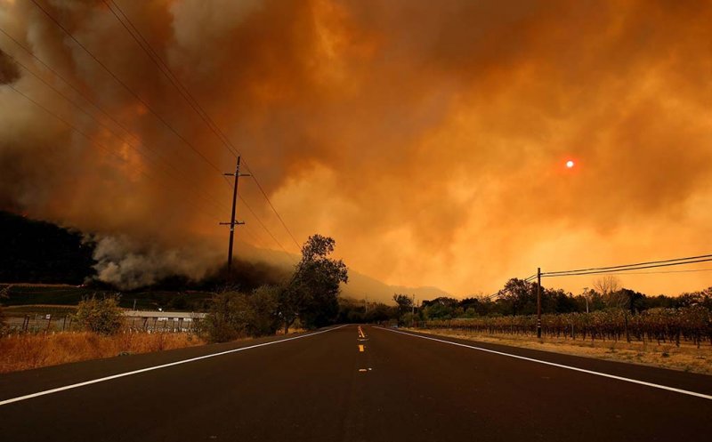 Arde California! Focul a ucis 31 de persoane şi se apropie de Malibu, Los Angeles