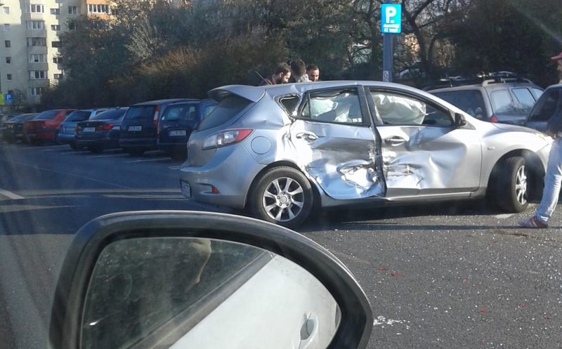 Trafic blocat de un accident cu 7 maşini pe Calea Floreşti! Trei persoane rănite
