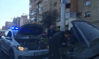 POZA ZILEI: Maşină rămasă fără curent, alimentată de un poliţist