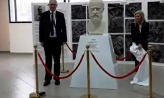 O statuie a regelui Decebal a fost amplasată în incinta Aeroportui din Cluj
