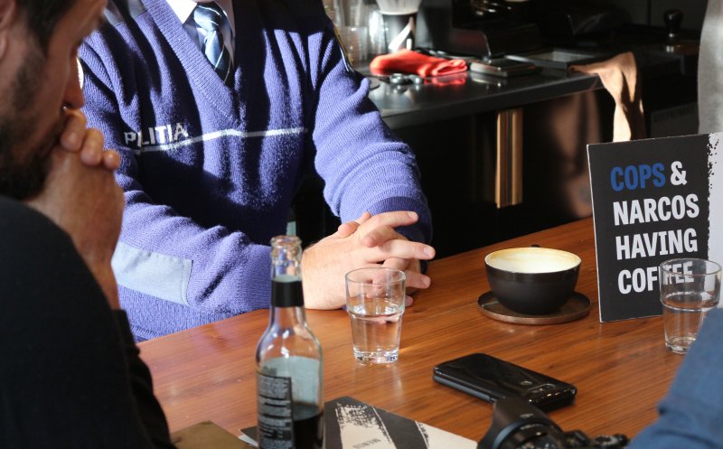 Dacă ai putea sta la o cafea cu un polițist, ce l-ai întreba? O cafenea din Cluj îți oferă ocazia