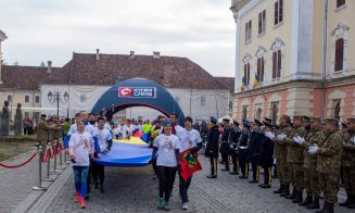 Maraton "100 de ani -100 de km" | Drapel uriaş, purtat pe ultimii kilometri între Cluj și Alba-Iulia