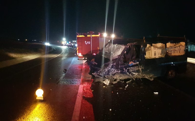 Dezastru la Cluj. Trei răniți după un accident cu o dubă și o mașină cu rulotă. Șoferul vinovat, mort de beat
