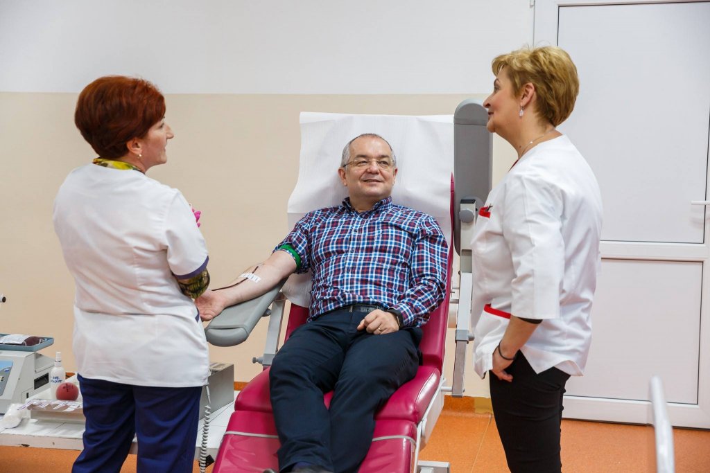 S-a ţinut de cuvânt. Primarul Clujului a donat sânge şi a luat cu el peste 100 colegi. Mai are o promisiune de onorat