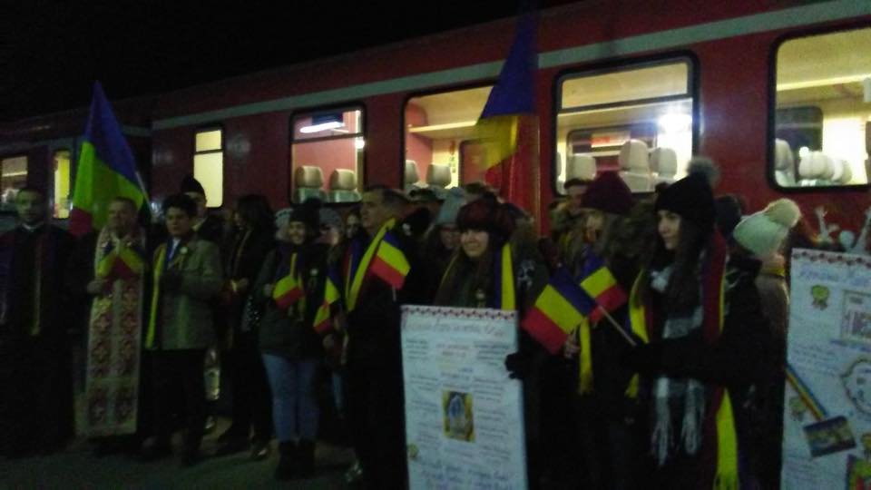 CENTENAR. Elevi şi profesori din Cluj, îmbarcaţi în "trenul Unirii" spre Alba
