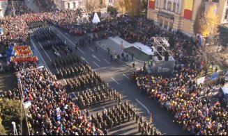 CENTENAR. Parada militară din Piaţa Avram Iancu, încheiată cu artificii de zi