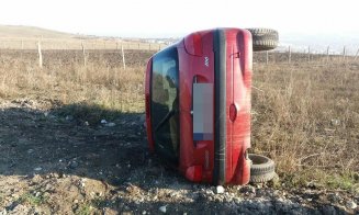 Încă o maşină răsturnată pe drumurile Clujului. Şoferul a luat-o la sănătoasa prin livadă