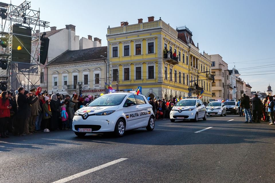 Poliţia Locală şi-a prezentat mașinile electrice la parada de 1 Decembrie