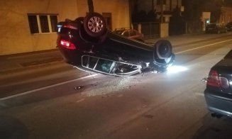 Ce a păţit şoferul care şi-a lăsat maşina cu roţile în sus, pe mijlocul unui drum din Cluj. S-a prezentat la poliţie