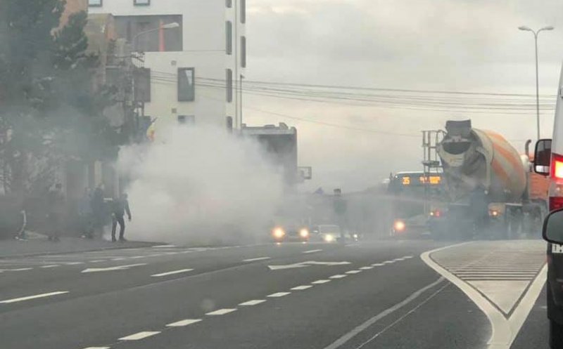 Spirit civic la Cluj. Maşină în flăcări, stinsă de şoferii unor betoniere