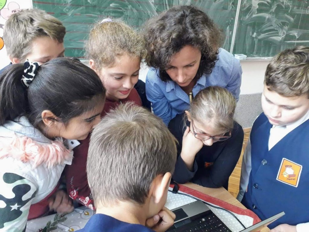 “Love for Life” şi NTT DATA Romania aduc tehnologia în viața a sute de elevi din mediul rural