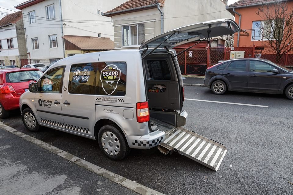 “The Beard Mobile”. Taxiul care plimbă gratuit persoanele cu dizabilități primeşte bani de la Pimăria Cluj