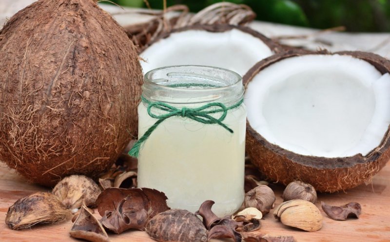 3 secrete despre uleiul de cocos: e un bun demachiant şi poate înlocui deodorantul şi pasta de dinţi