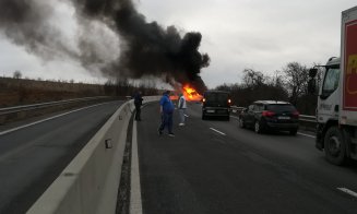 Trafic blocat de un camion în flăcări, lângă Cluj. S-a răsturnat şi a luat foc