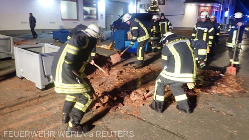 Surpriză pentru locuitorii unui orăşel: un „râu” de ciocolată le-a inundat străzile