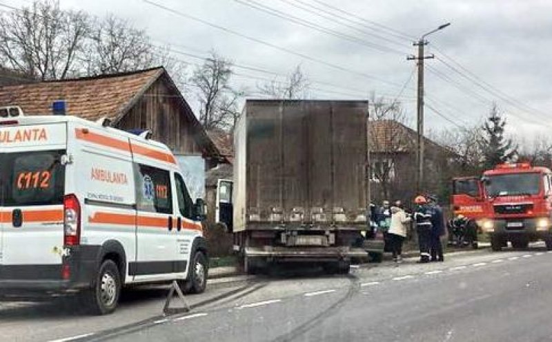 Impact violent între o maşină și un un camion, la Cluj. Intervin ambulanţa şi descarcerarea