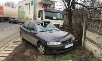 Impact violent între o maşină și un un camion, la Cluj. Intervin ambulanţa şi descarcerarea