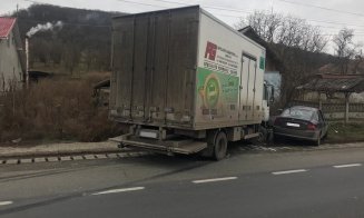 Impact violent între o maşină și un un camion, la Cluj. Intervin ambulanţa şi descarcerarea