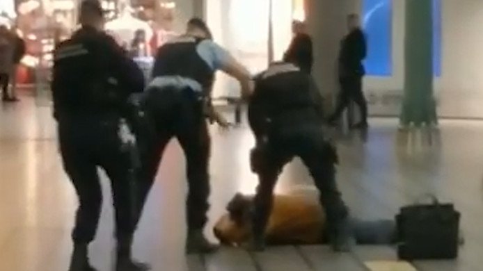 Un român a fost arestat după ce a ameninţat cu cuţitul pe aeroportul Amsterdam