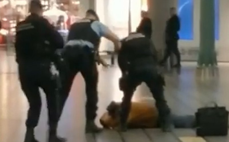Un român a fost arestat după ce a ameninţat cu cuţitul pe aeroportul Amsterdam