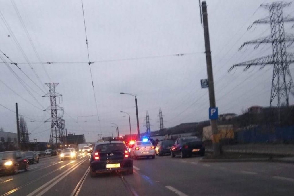 Maşină în flăcări pe Muncii. Au intervenit pompierii
