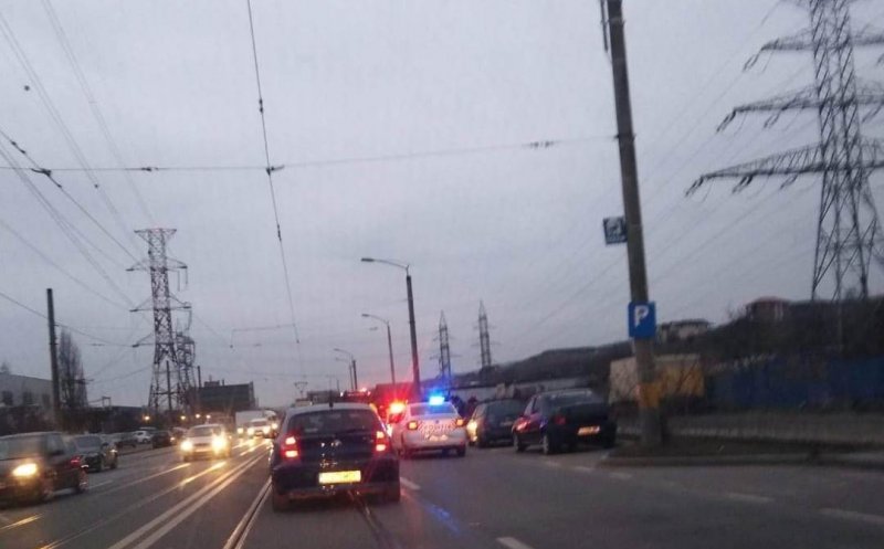 Maşină în flăcări pe Muncii. Au intervenit pompierii
