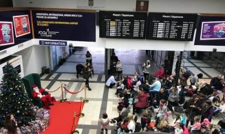Zeci de copii l-au întâmpinat pe Moș Crăciun pe Aeroportul Cluj