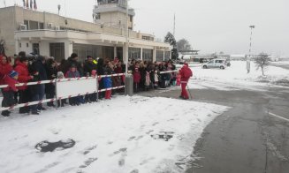 Zeci de copii l-au întâmpinat pe Moș Crăciun pe Aeroportul Cluj