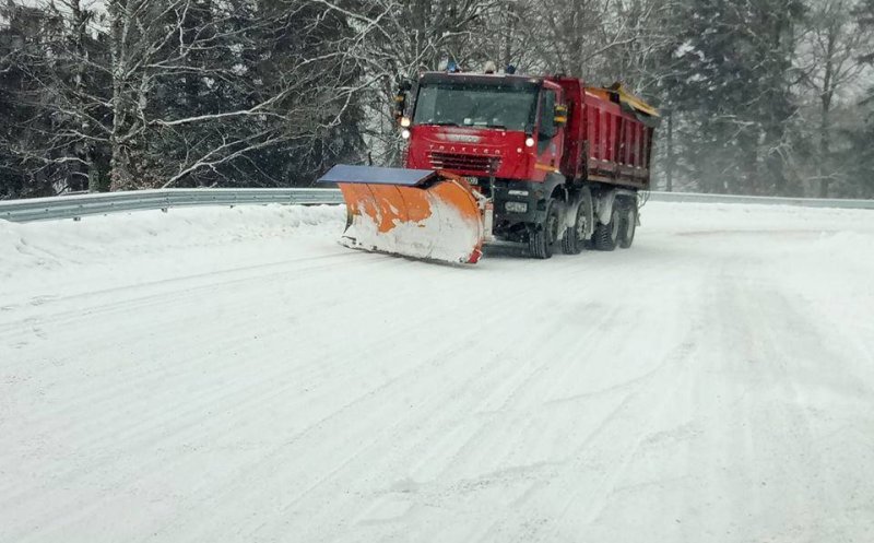 Utilajele de deszăpezire intervin la greu pe străzile Clujului. Au fost folosite peste 900 de tone de material antiderapant