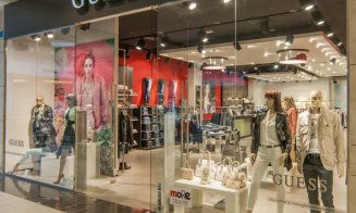 Brandul de lux Guess, amendat pentru că practica prețuri cu 10% mai mari în România