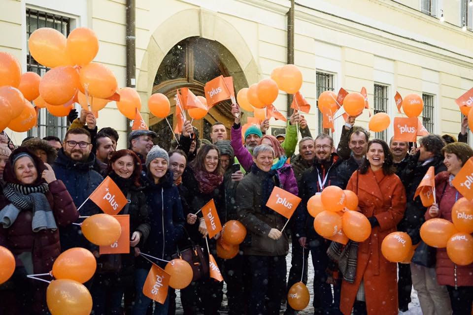 11.733 PLUS Cioloş. Fostul premier a semnat adeziunea la noul partid