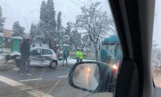 Accident pe Muncii. Implicate, două mașini și o basculantă. Trafic blocat