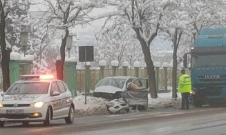 Accident pe Muncii. Implicate, două mașini și o basculantă. Trafic blocat