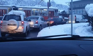 Accident pe Muncii. Implicate, două mașini și o basculantă. Trafic blocat